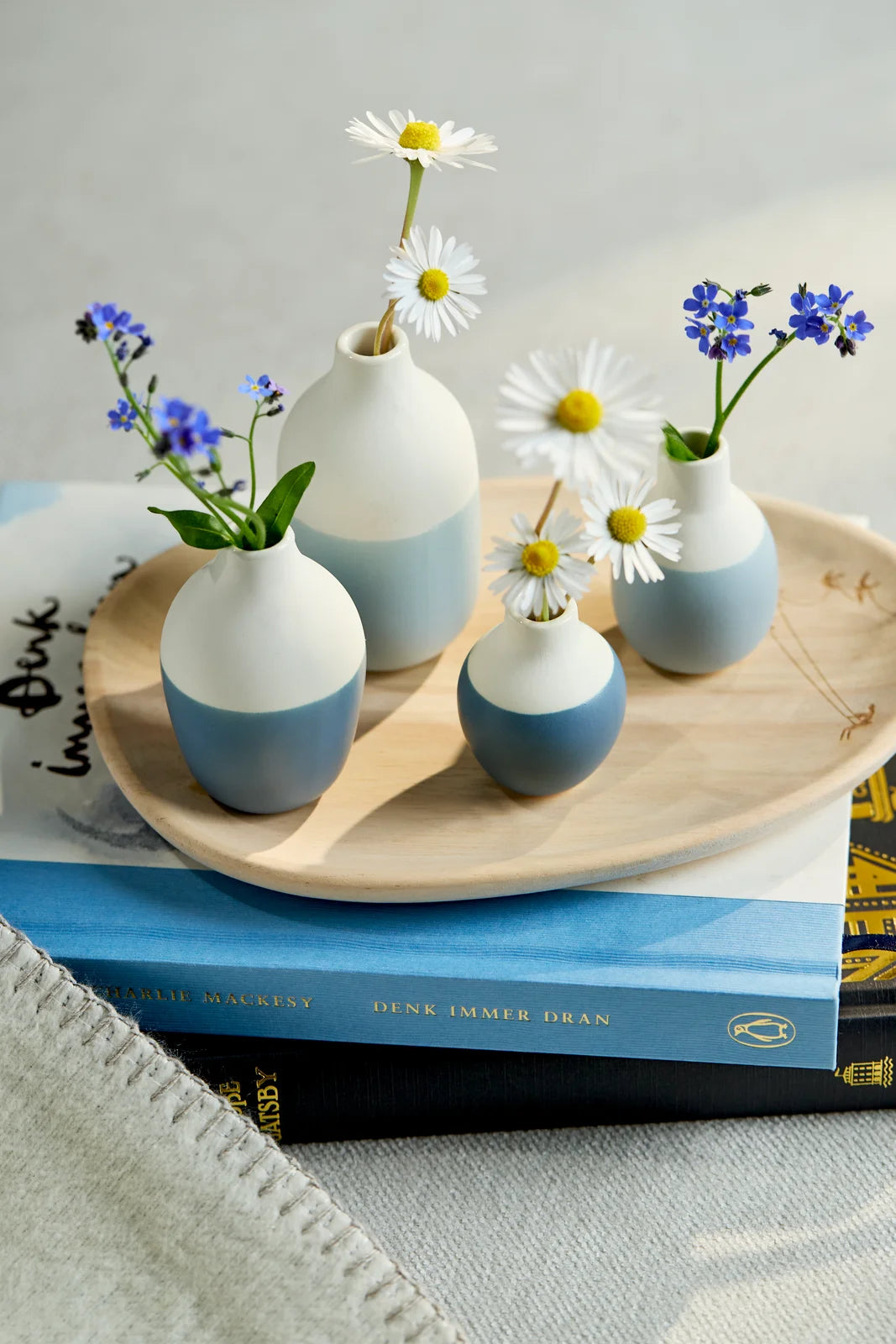 Set van 4 kleine mini flesvaasjes van Räder, perfecte vazen voor bloemen of decoratie, in een stijlvolle design.