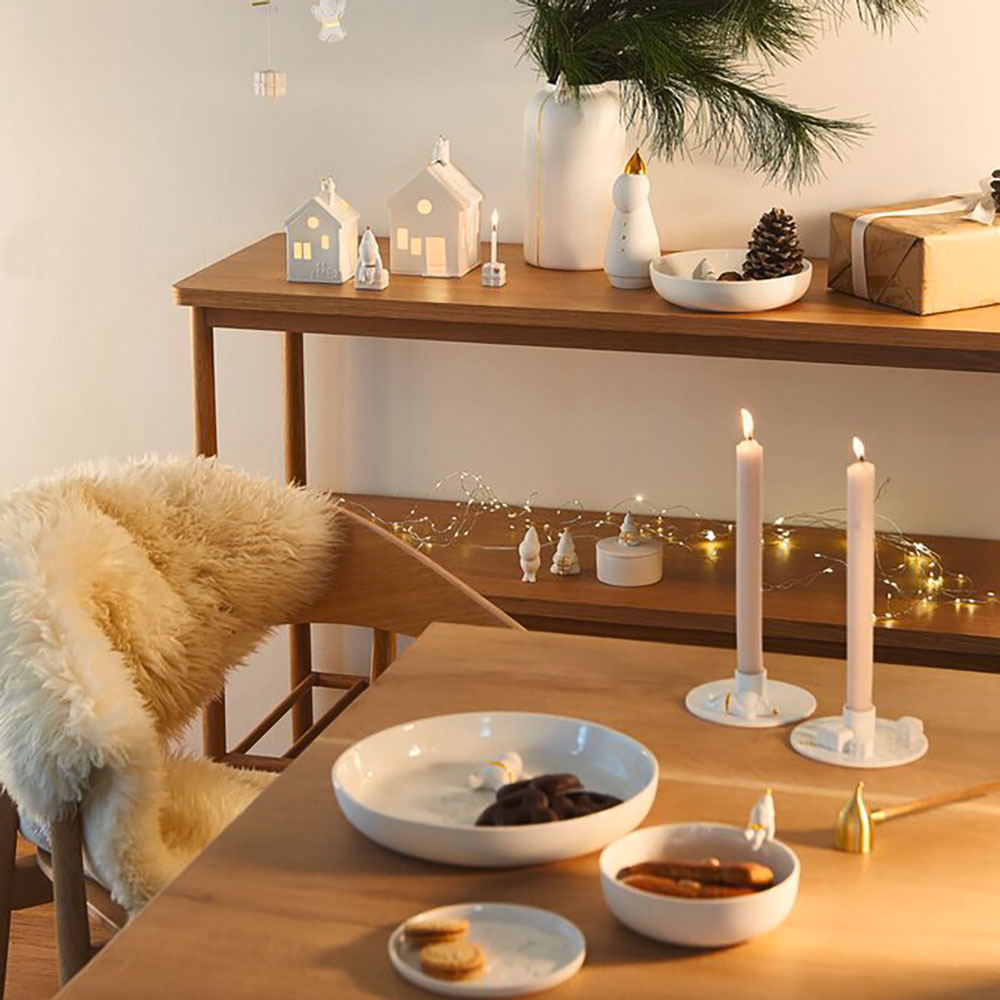 Porseleinen Santa-beeldje van Räder met gedetailleerde decoratieve uitstraling, geschikt als kerstversiering of decoratie.
