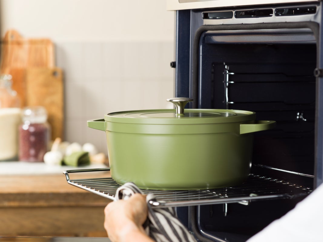 Dagelijkse Kost Proline stoofpoot van 26 cm in matcha groen, geschikt voor koken en langzaam garen, zichtbaar in de afbeelding.