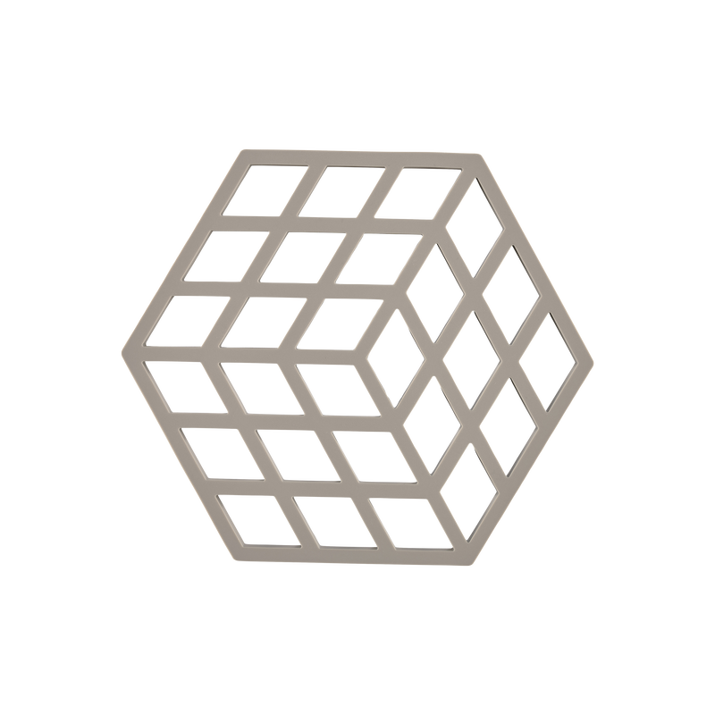 Zone Denmark Cube potonderzetter op de gedekte tafel, beschermt oppervlakken met stijl en functionaliteit.