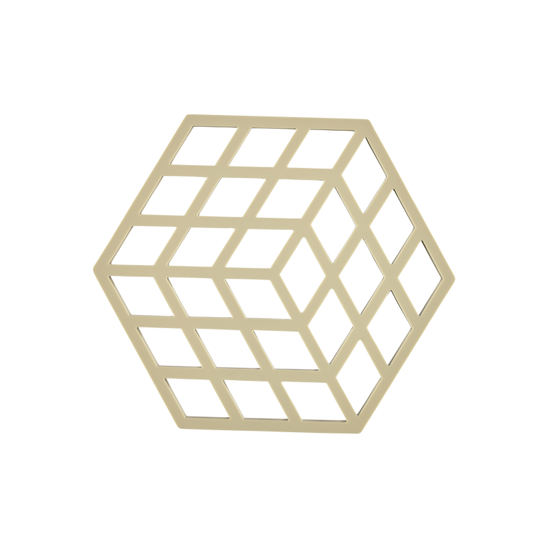 Zone Denmark Cube potonderzetter op een gedekte tafel, beschermt het oppervlak onder potten en vazen.