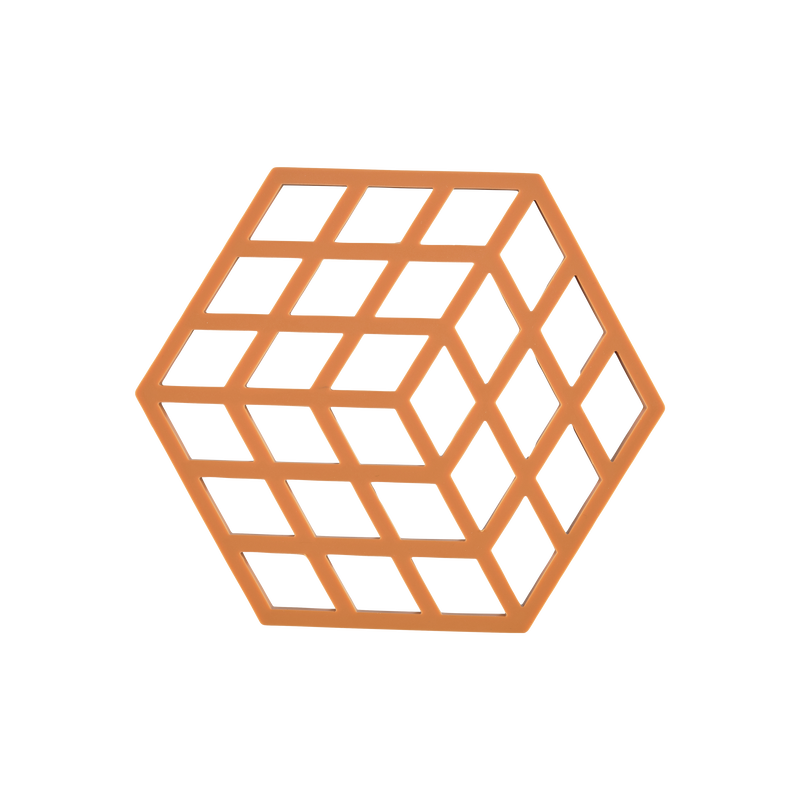 Zone Denmark Cube potonderzetter op een gedekte tafel, gemaakt van hout of keramiek, geschikt voor het beschermen van tafeloppervlakken.