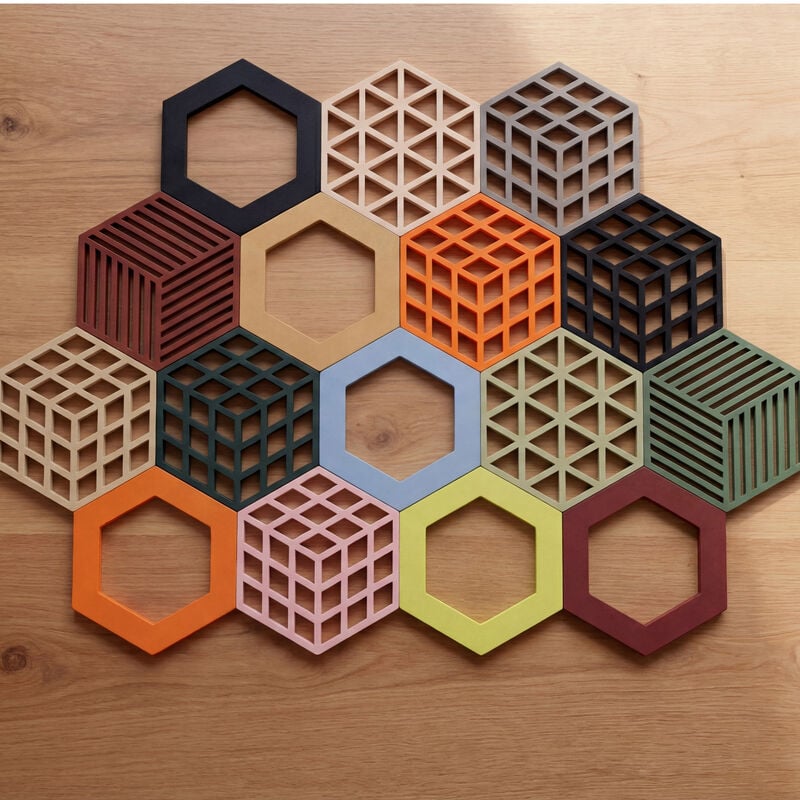 Zone Denmark Cube potonderzetter op een gedekte tafel, beschermt oppervlakken onder potten en vazen.