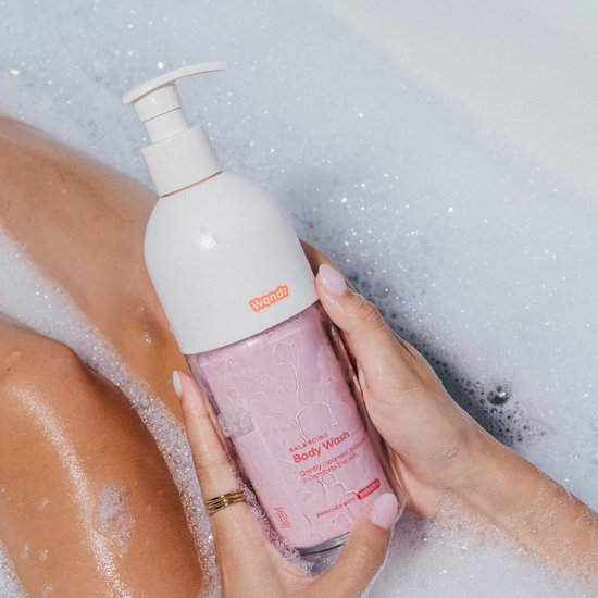 Wondr Liquid Body Wash verzorgingsproduct in een fles, zachte textuur en witte kleur, geschikt voor huidverzorging.