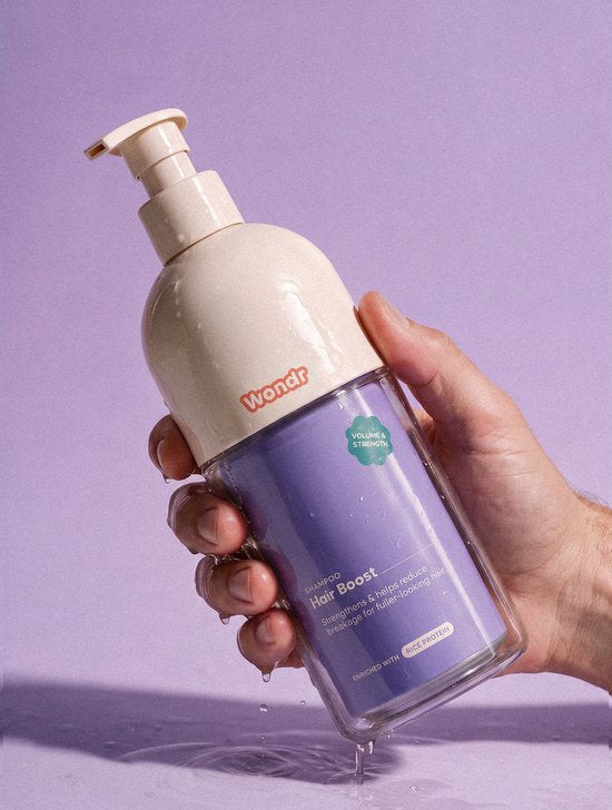 Wondr Liquid Shampoo verpakt in een flacon, geschikt voor haarverzorging en verzorgingsproducten, zichtbaar op de afbeelding