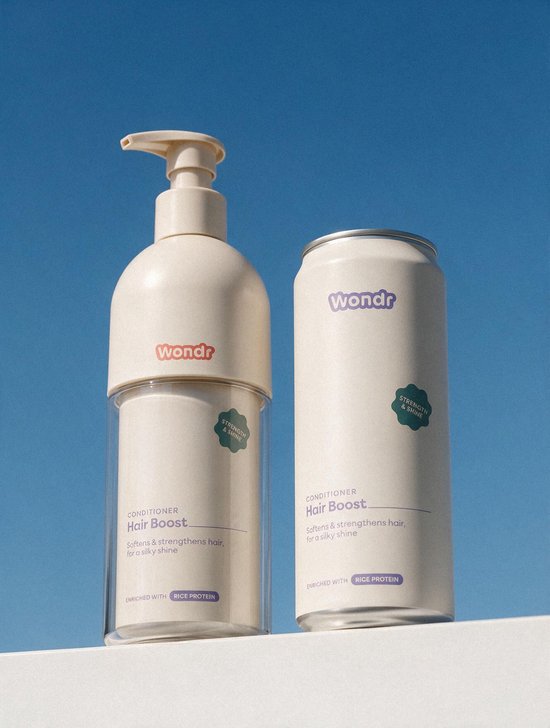 Wondr Liquid Conditioner in een fles, geschikt voor haarverzorging, met een witte dop en heldere vloeistof, op een witte achtergrond.