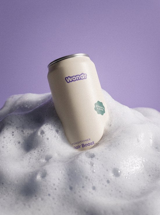 Wondr Liquid Conditioner in een fles, verzorgingsproduct voor haarverzorging, zichtbaar met een open dop en conditioner vloeistof.
