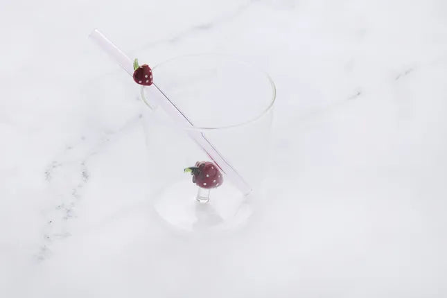 Point Virgule  Glas met aardbei en strootje