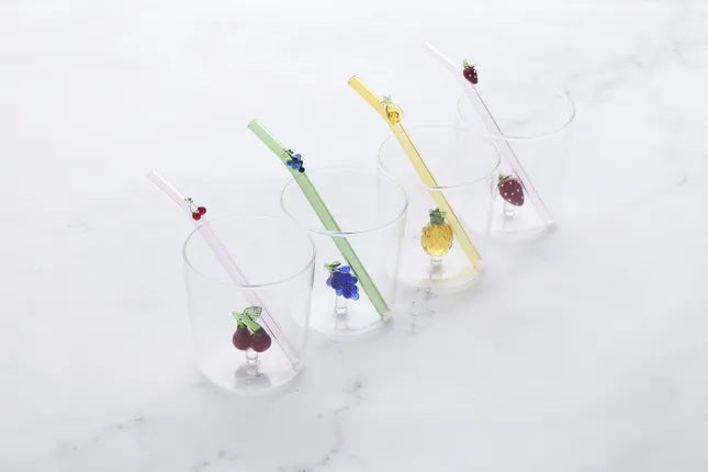 Point Virgule  Glas met druiventros en strootje