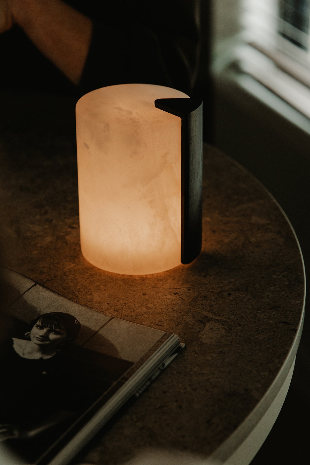 Oplaadbare lamp van Atelier Pierre met houten handvat en zachte verlichting, ideaal voor sfeervolle verlichting.