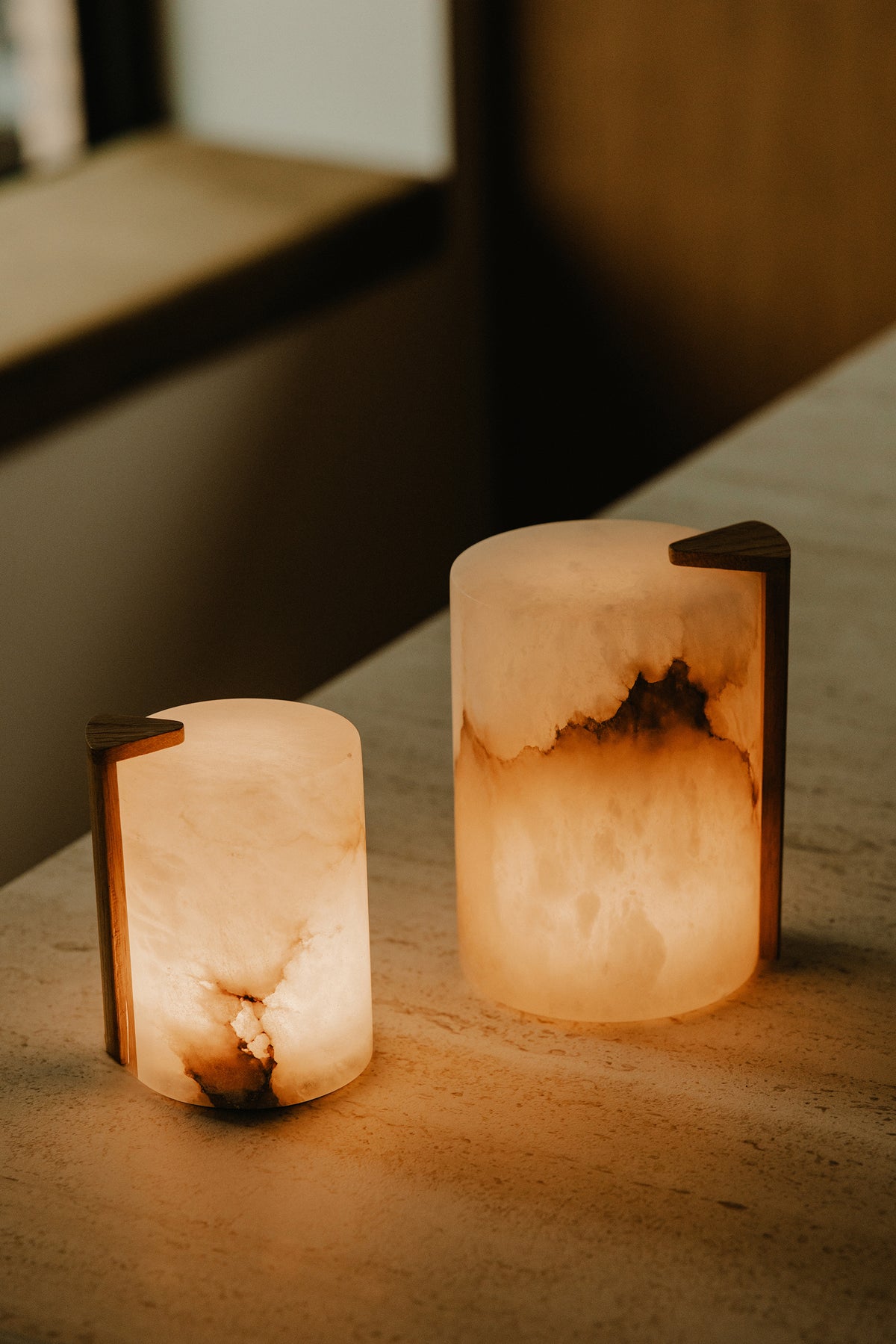 Oplaadbare lamp van Atelier Pierre Gateau met verstelbare arm en heldere verlichting, geschikt voor sfeervolle of functionele verlichting.