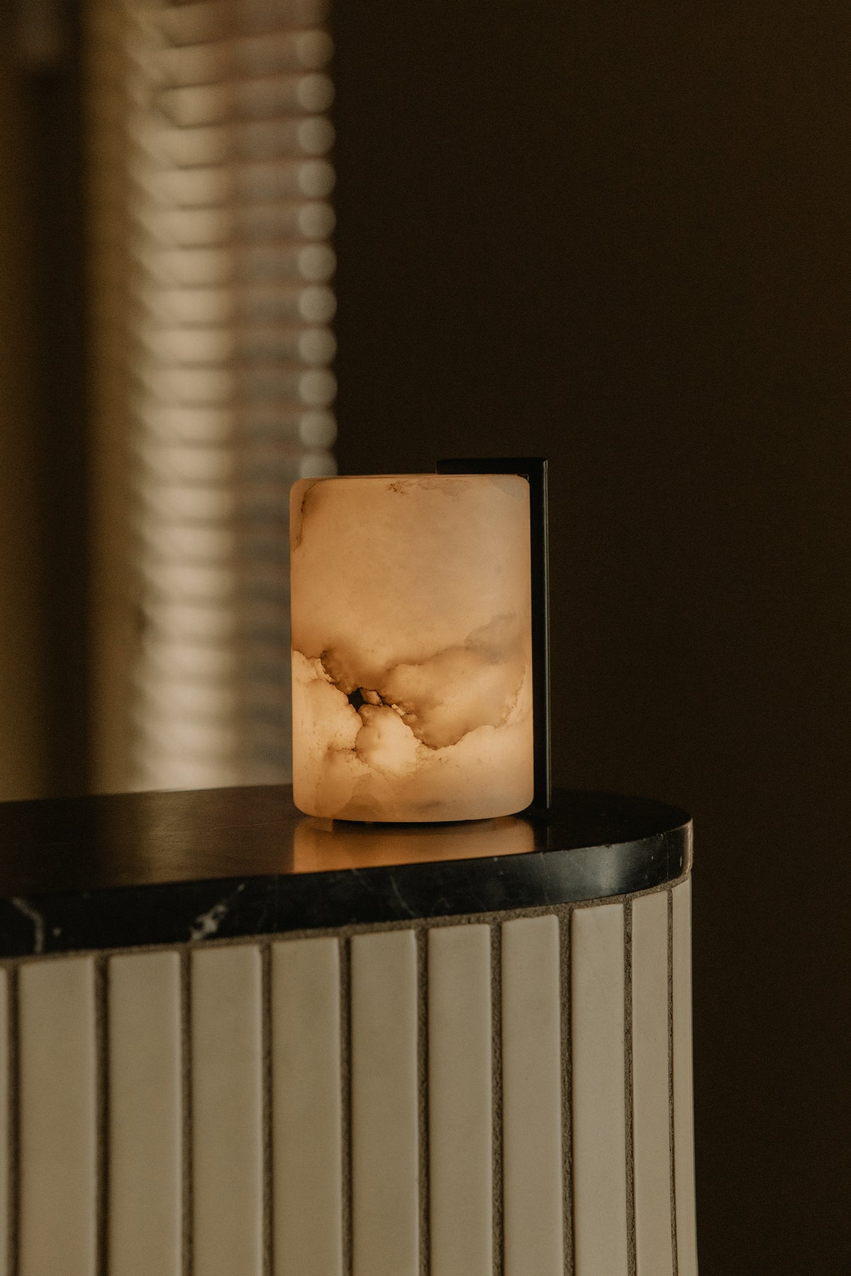 Oplaadbare lamp van Atelier Pierre Gateau, tall design, moderne verlichting met houten handvat en LED-verlichting.