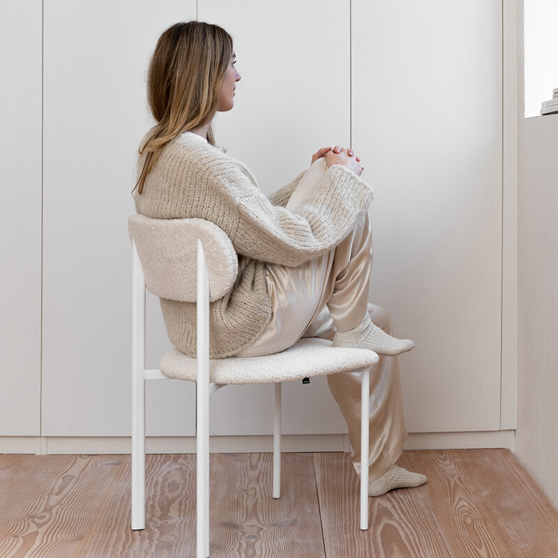 Studio Henk - Oblique chair beklede rug en wit frame - diverse stoffen - Oosterlinck