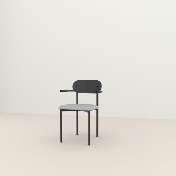Studio Henk - Oblique chair armleuning, eiken rug en zwart frame - diverse stoffen