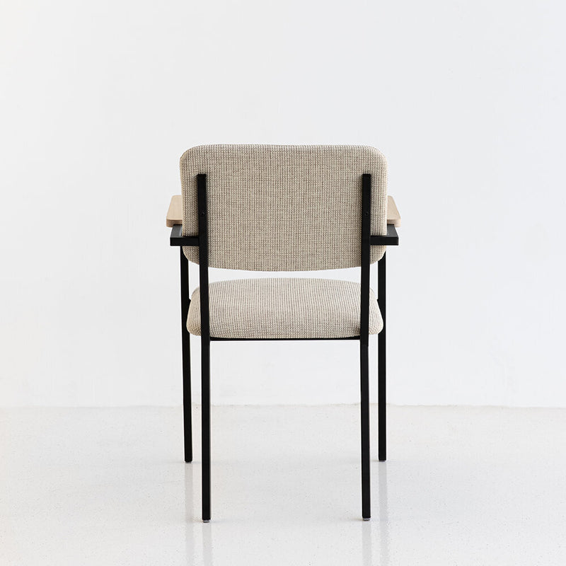 Studio Henk - CO chair met armleuning en zwart frame - diverse bekleding. - Oosterlinck
