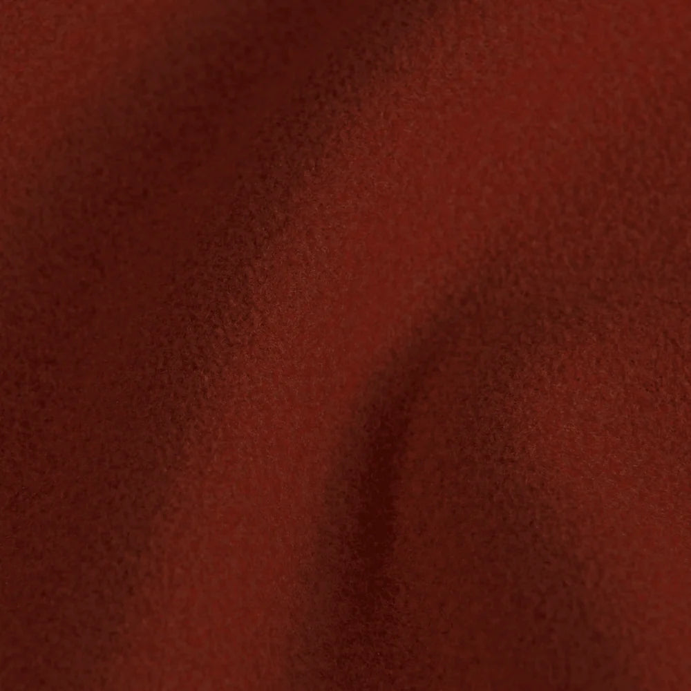 Stoov Ploov Flex oplaadbaar warmtekussen in Earth Red, 45x45cm, zichtbaar in close-up met zachte stof en naden.