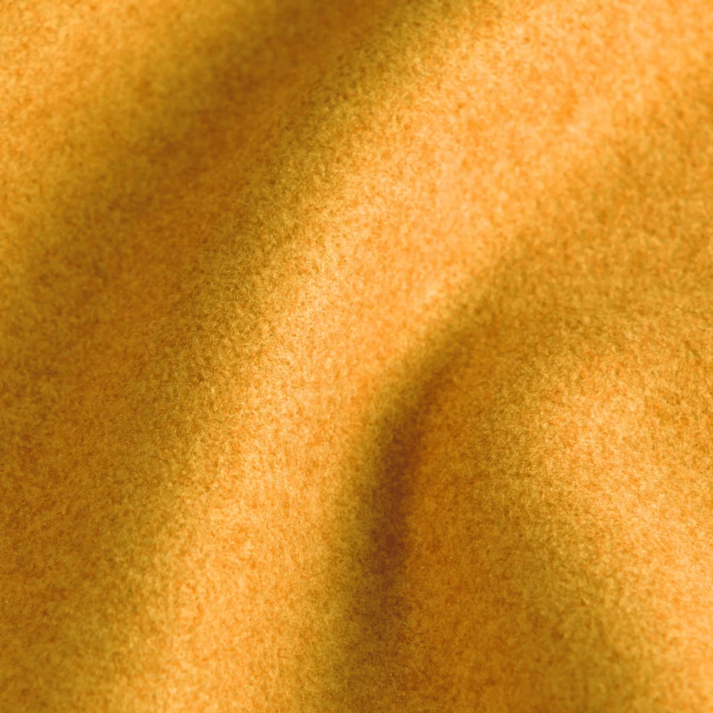 Stoov Ploov Flex oplaadbaar warmtekussen van 45x45 cm met gele stoffen hoes, detailweergave van het kussen.