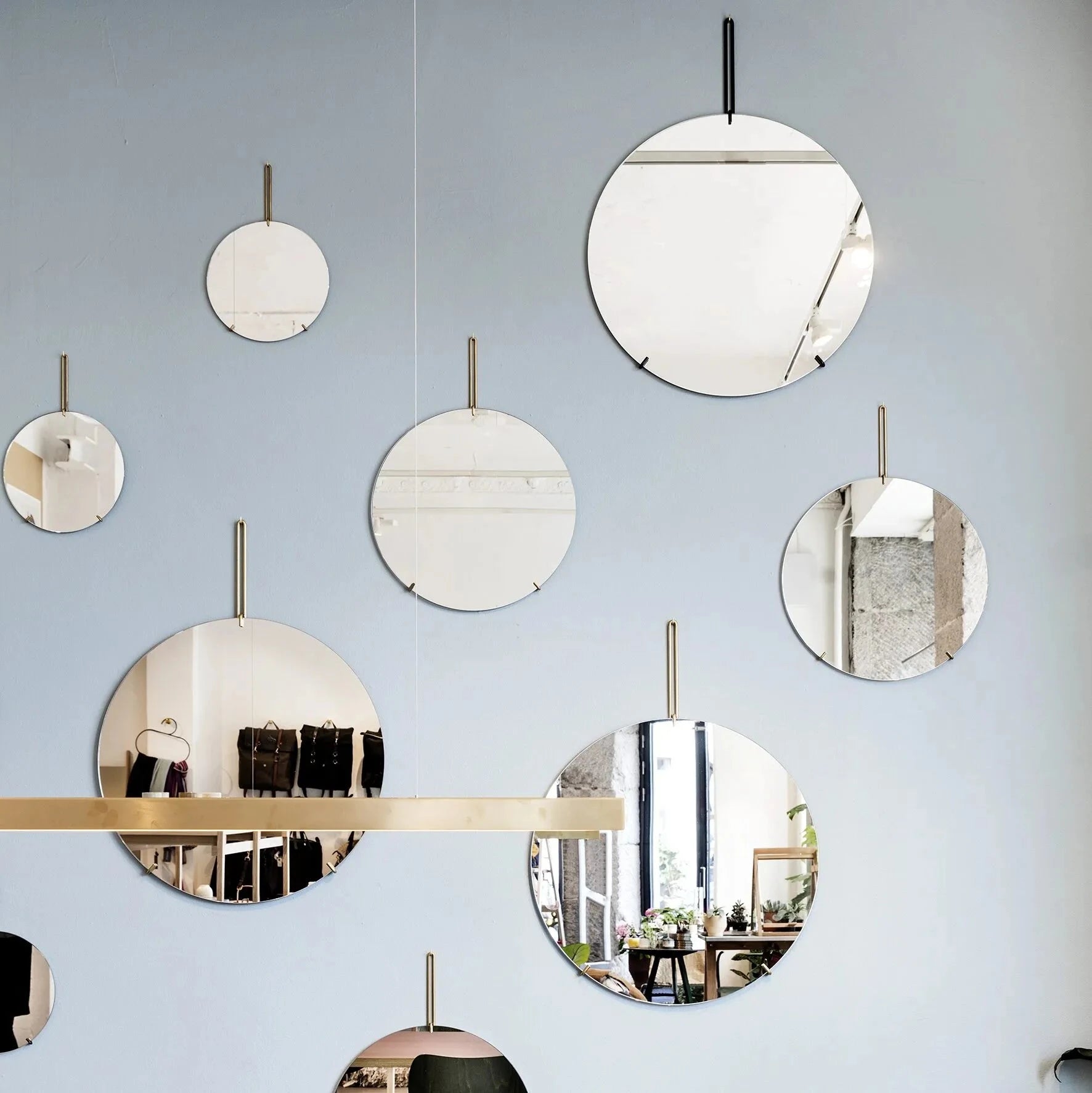 Moebe  Wall Mirror Brass medium  -60% - Oosterlinck