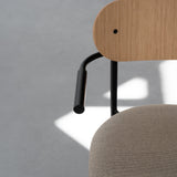 Studio Henk - Oblique chair armleuning, eiken rug en zwart frame - diverse stoffen - Oosterlinck