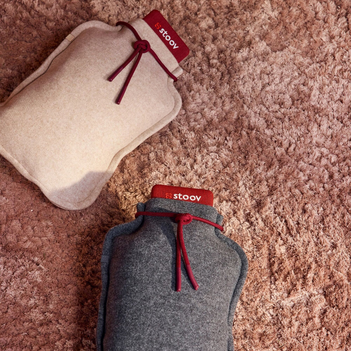 Stoov Homey Flex warmtekussen 25x35cm in donkergrijs, comfortabel en oplaadbaar, ideaal voor extra warmte en ontspanning.