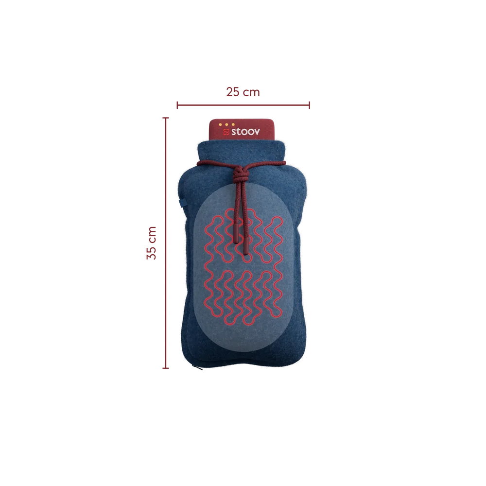 Stoov Homey Flex oplaadbaar warmtekussen van 25x35cm, blauw, gelegen op een bank met kussens en dekens.