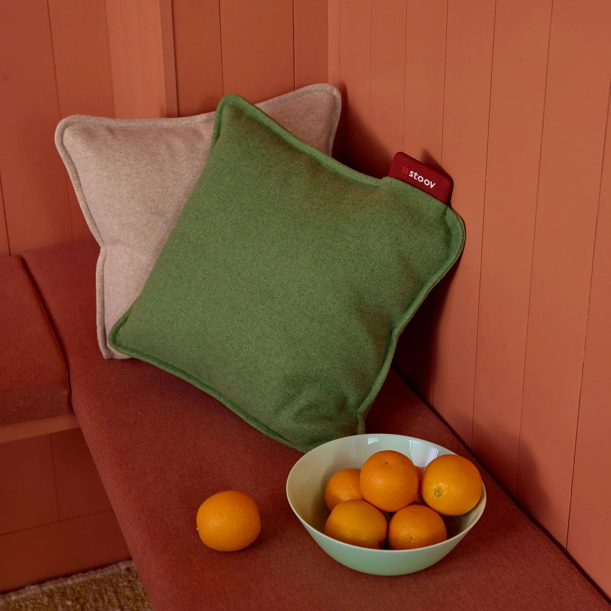 Stoov Ploov Flex warmtekussen 45x45cm in groen, gebruikt als kussen of deken, ideaal voor warmte en comfort.