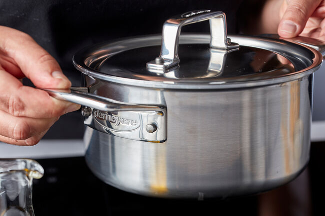 Demeyere Essential 5-kookpottenset met deksels, roestvrij staal, inclusief verschillende potmaten voor koken en stoven.