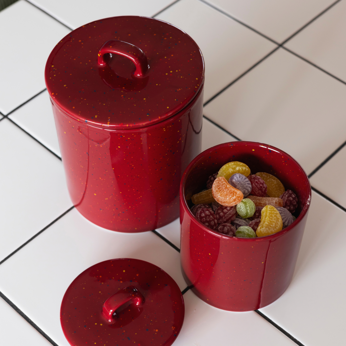 ONA Fika burgundy voorraadpot met deksel, 14x18 cm, geschikt voor op de gedekte tafel, met een elegante uitstraling