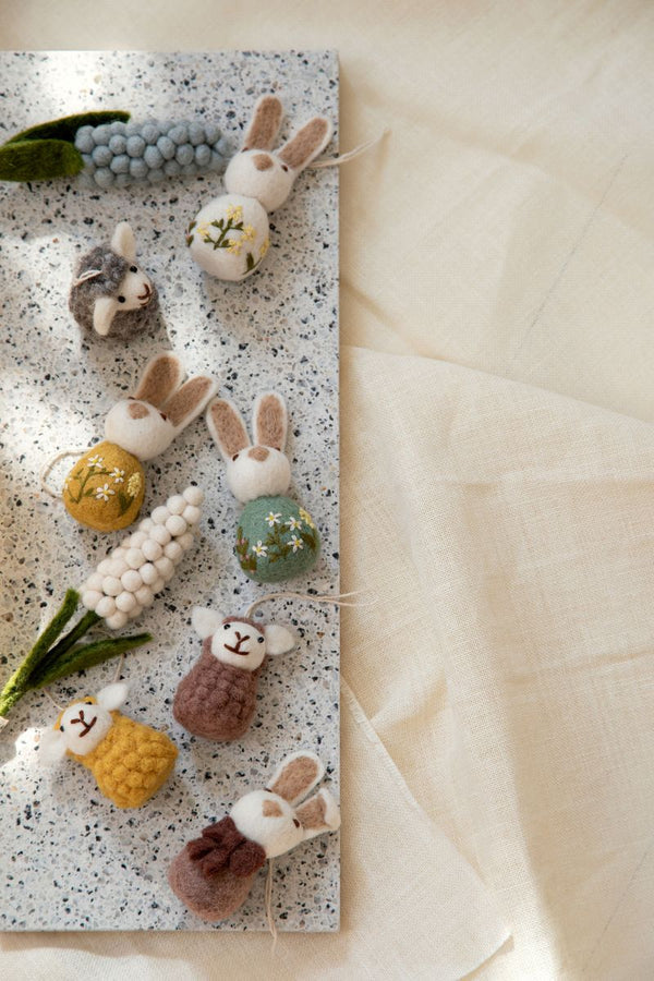 Gry & Sif   Bunny met bloemen in vilt - Oosterlinck Home