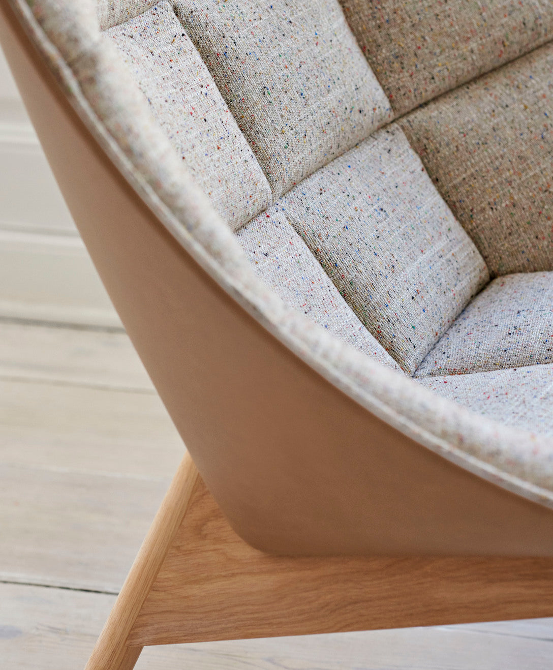 Hay - Uchiwa Quilted lounge + GRATIS ottoman - Bolgheri LGG60/ Sense nougat - Oosterlinck
