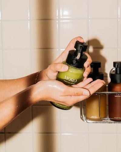 Moro Essentials hand- en bodylotion met rozemarijn en cederhout in een verzorgende flacon