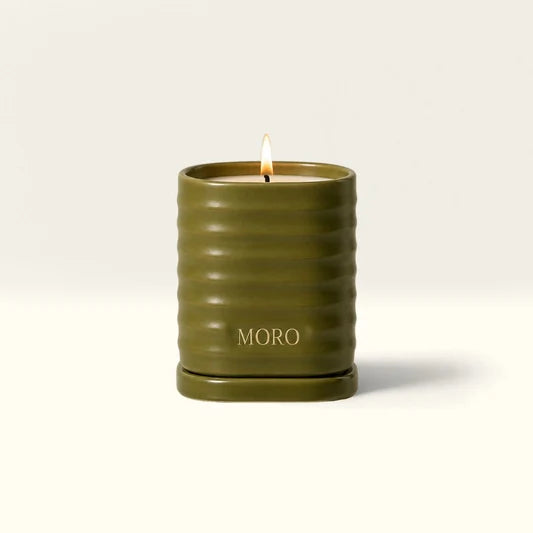 Moro Essentials geurkaars met agarwood en amber in glazen pot, productfoto van amberkleurige kaars