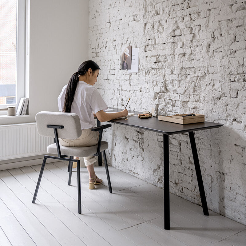 Studio Henk - ODE stoel met armleuning en zwart frame - diverse bekleding. - Oosterlinck