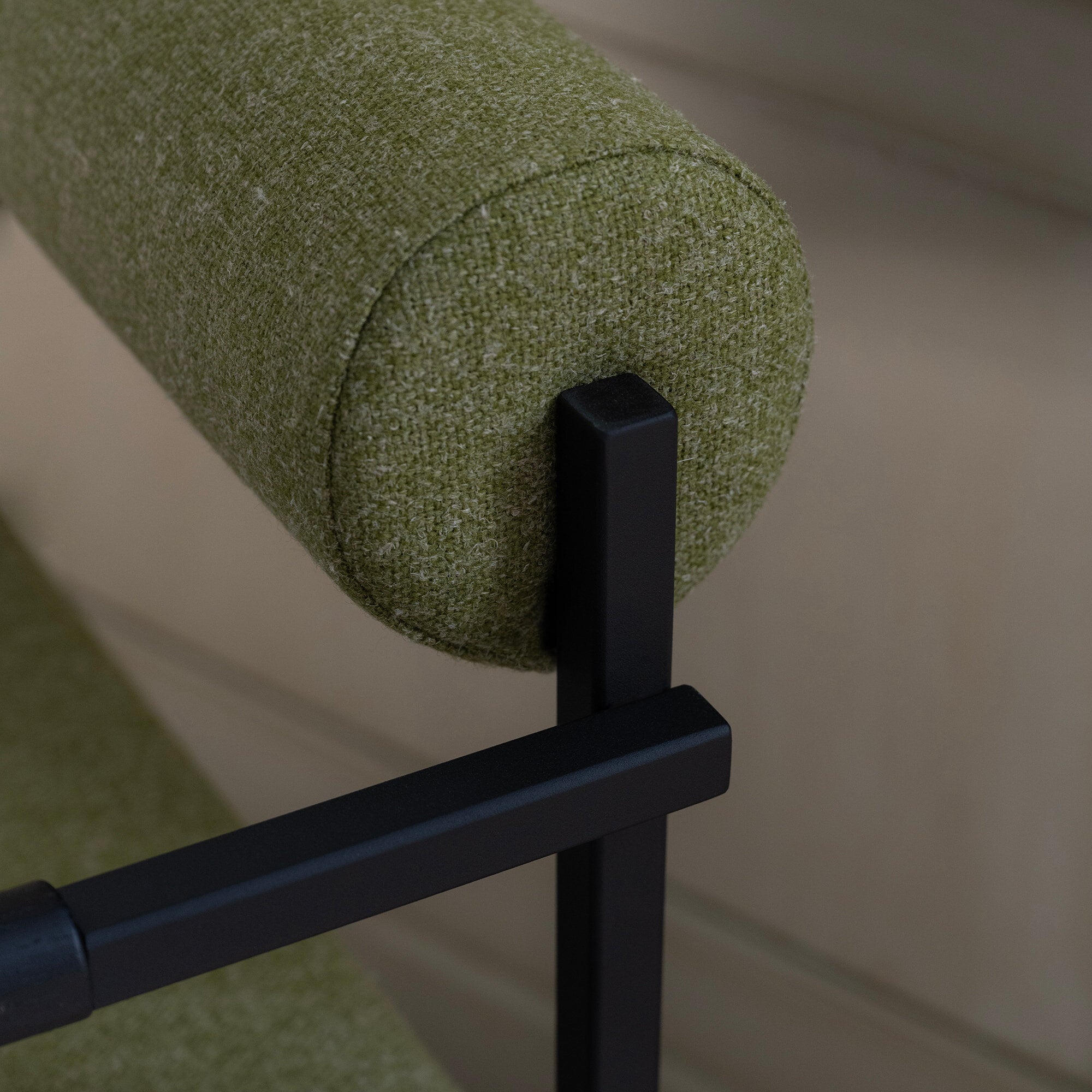 Studio Henk - Bolster chair met armleuning 5+1 GRATIS en wit frame - diverse stofferingen - Oosterlinck