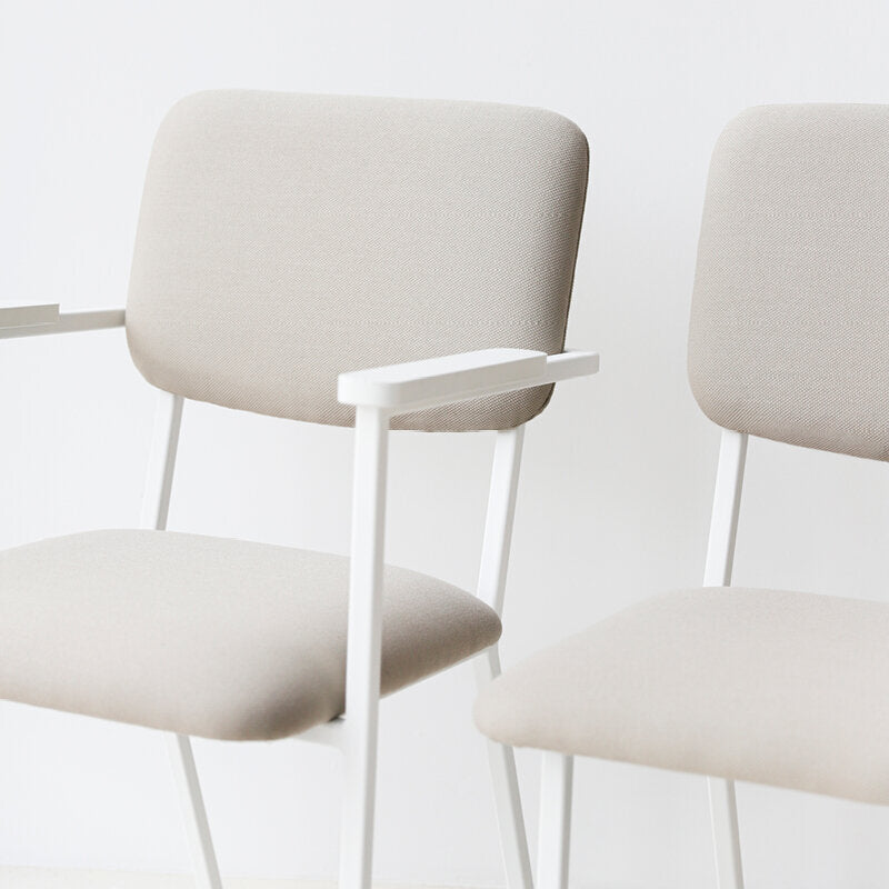 Studio Henk - CO chair met armleuning en wit frame - diverse bekleding. - Oosterlinck