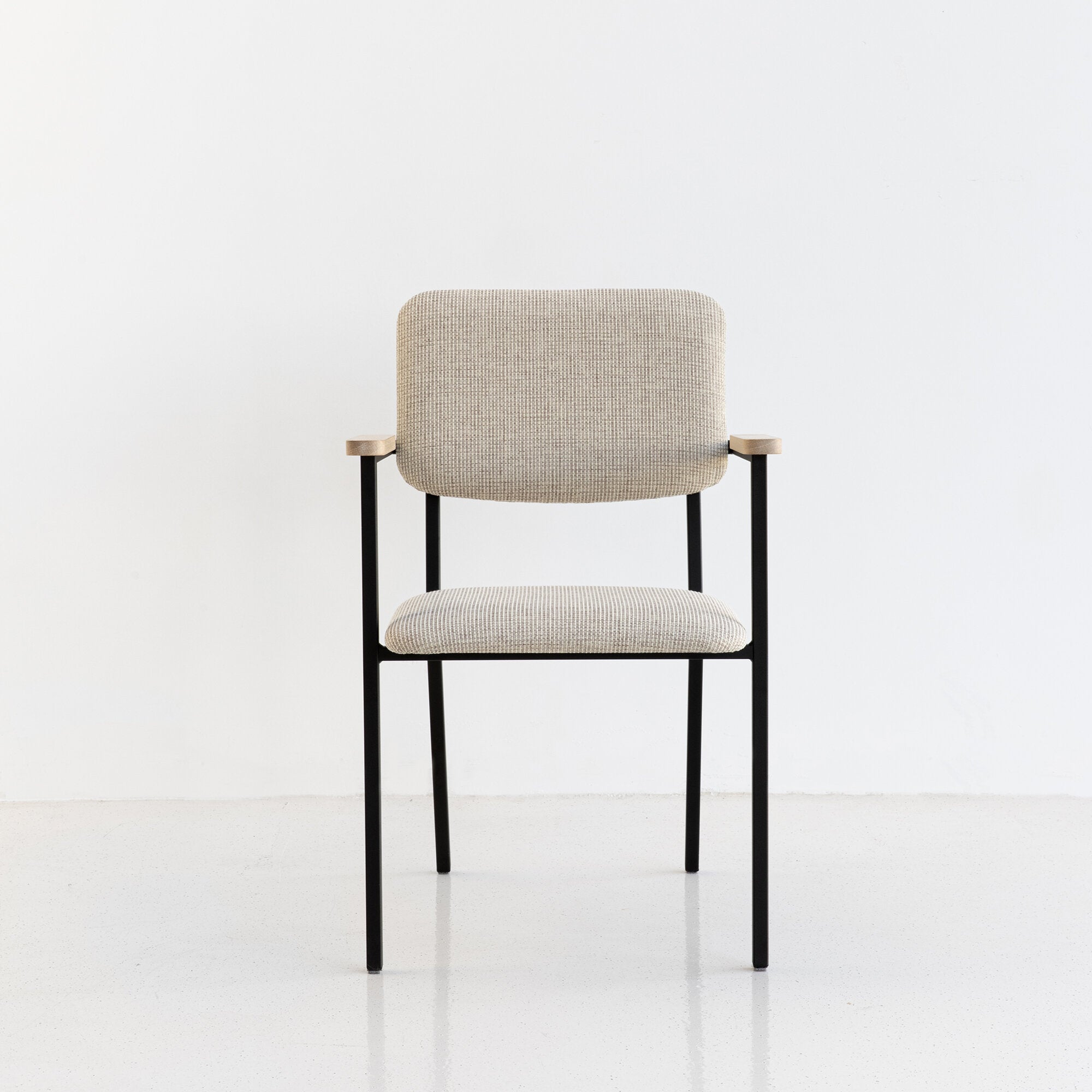 Studio Henk - CO chair met armleuning en zwart frame - diverse bekleding. - Oosterlinck