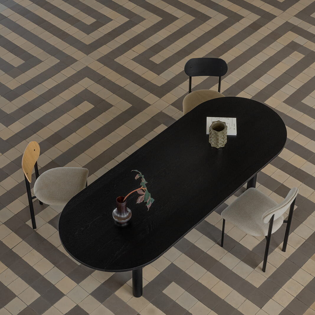 Studio Henk - Oblique chair, eiken rug en zwart frame - diverse stoffen - Oosterlinck