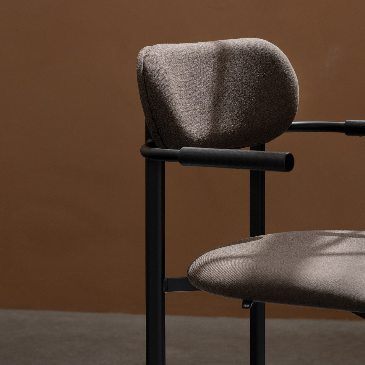 Studio Henk - Oblique chair armleuning, beklede rug en zwart frame - diverse stoffen - Oosterlinck