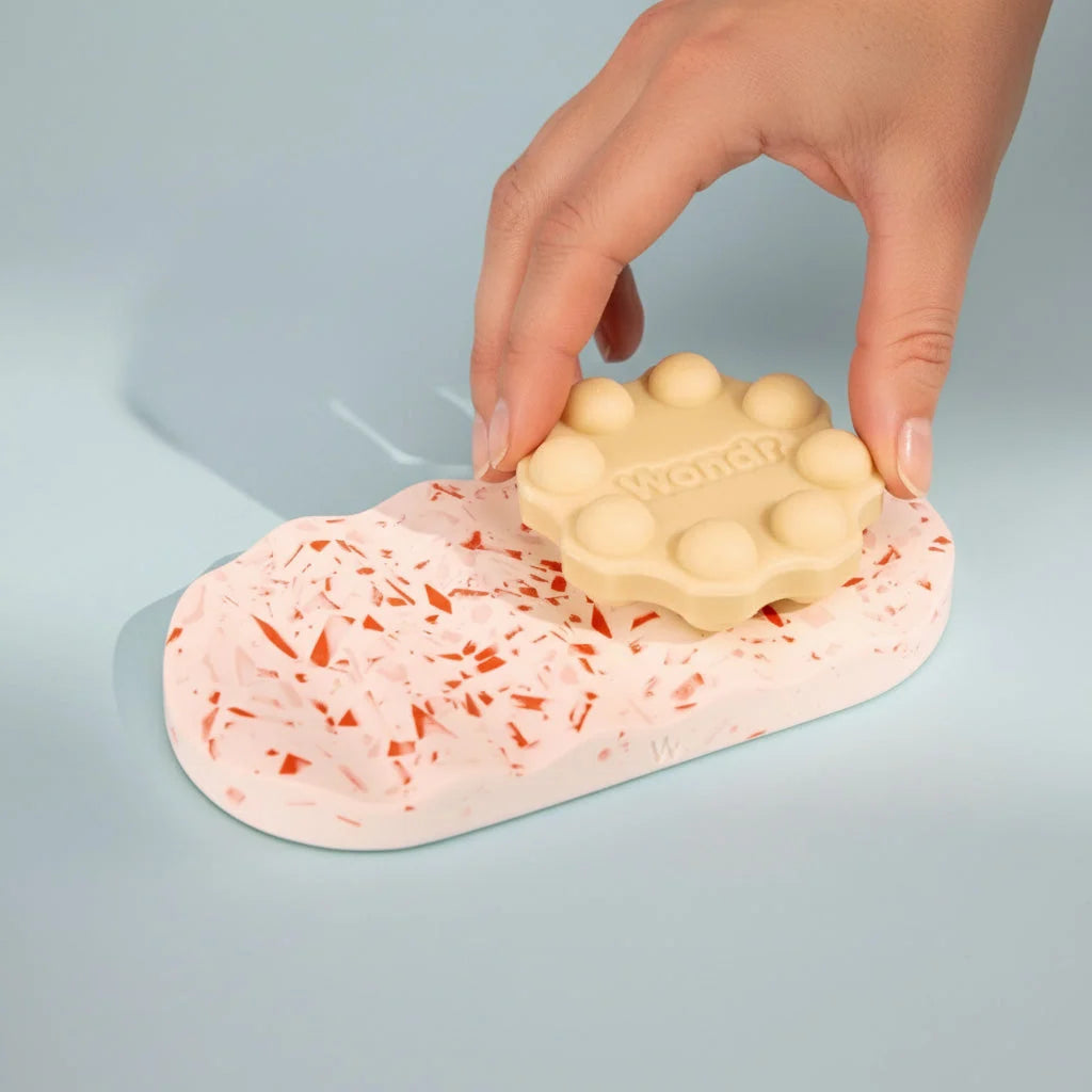 Wondr zeephouder in terrazzo met roze kleur, limited edition, geschikt voor verzorgingsproducten en badkamers.