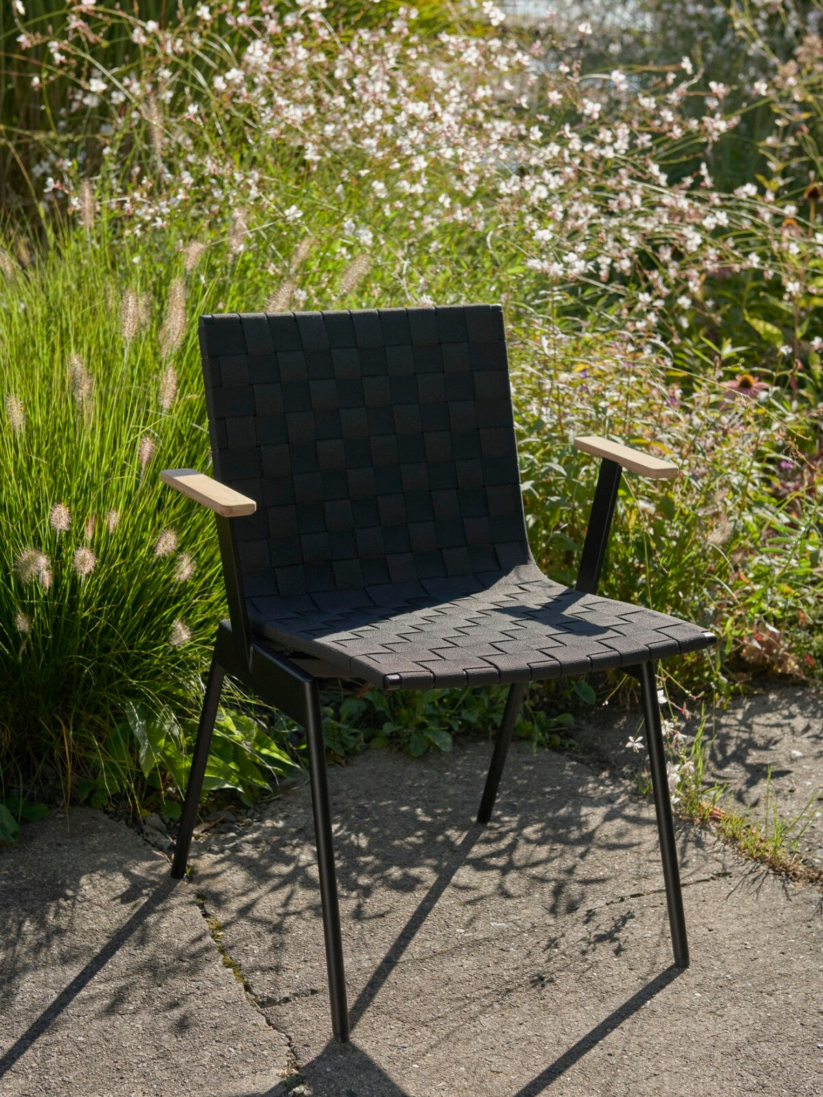 &Tradition Ville AV3 tuinstoel met arm - 2 kleuren - Oosterlinck
