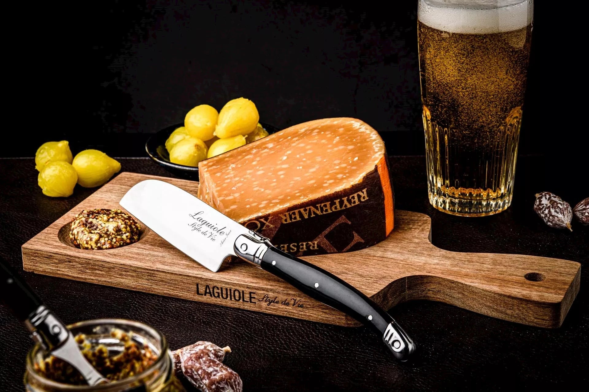Laguiole Premium Line Acacia plankje met zwart Santoku kaasmes - Oosterlinck